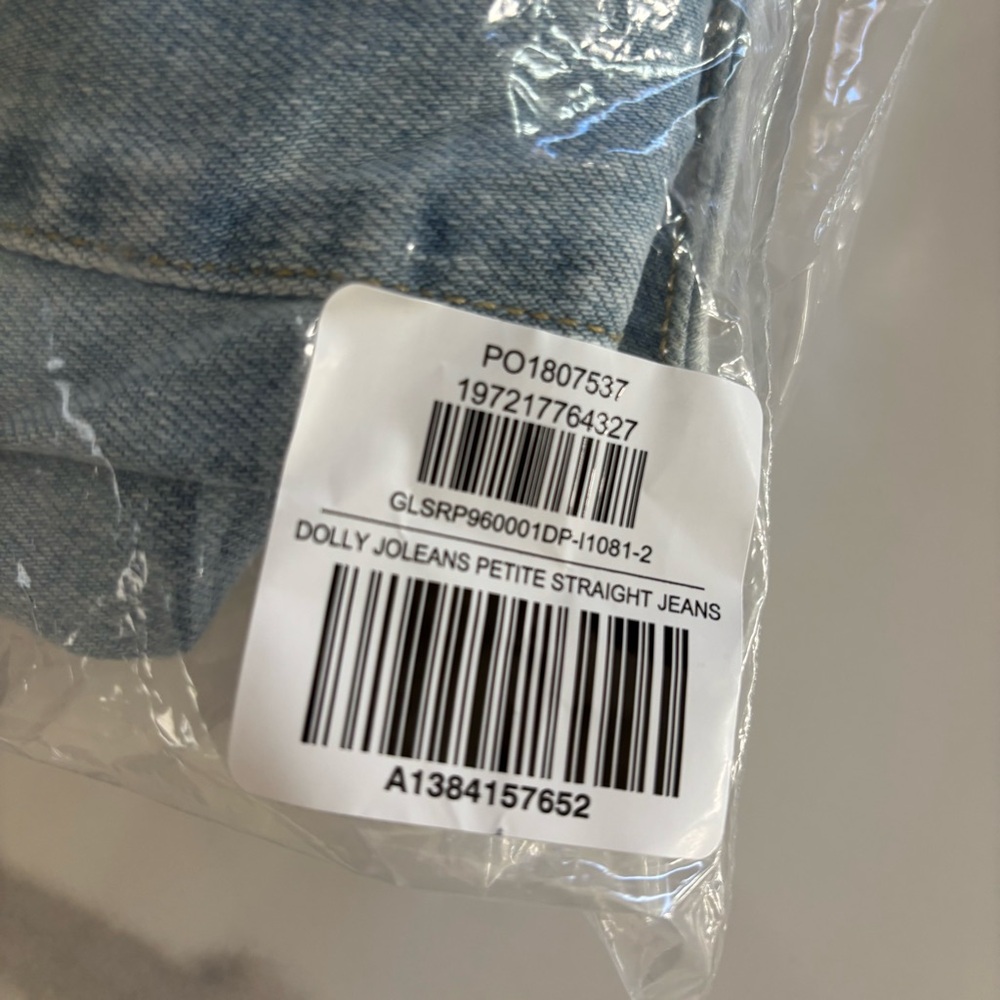 Good American - DOLLY JOLEANS PETITE STRAIGHT JEANS - Picture 6 of 8